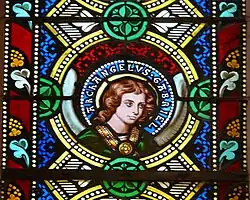 Detail eines Glasfensters im Chor mit dem Erzengel Gabriel