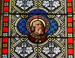 Detail eines Glasfensters im Kirchenschiff mit dem Apostel Matthäus