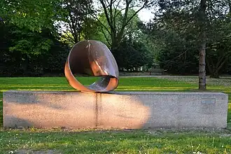 Max Bill – Die unendliche Schleife (1974), aus Tranåsgranit; Inschrift: Den Bürgern der Stadt Essen zum Geschenk von der Ferrostaal AG 1978