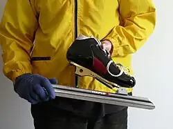 Klappschlittschuh, mit verstellbarer Federbefestigung