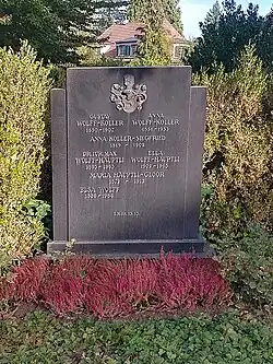 Gustav Wolff-Koller (1850–1907) Rechtsanwalt, Anna Wolff-Koller (1851–1933). Max Gustav Heinrich Wolff-Häuptli (1893–1965) Jurist, Kassationsrichter, Politiker, Ella Wollf-Häuptli (1902–1965). Anna Koller-Siegfried (1819–1902), Maria Häuptli-Gloor (1872–1912), Elsa Wolf (1886–1984). Familiengrab, Friedhof Rehalp, Zürich
