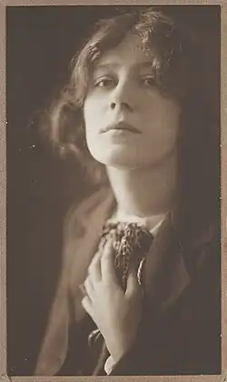 Porträtfoto der Künstlerin Esther Paterson