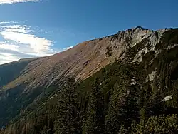 Südseite des Gipfelbereichs, Blick von Osten.
