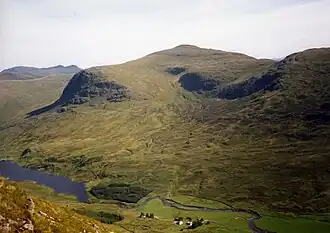 Der Meall Ghaordaidh von Nordwesten, über Glen Lyon hinweg, links die Felswand des Creag Loaghain