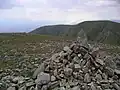 Der Gipfelcairn des Meall na Teanga, Blick nah Westen, im Hintergrund der Meall Coire Lochain