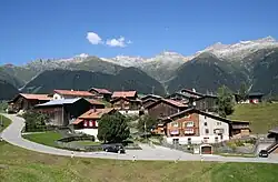 Mumpé Medel ist die unterste Siedlung im Tal.