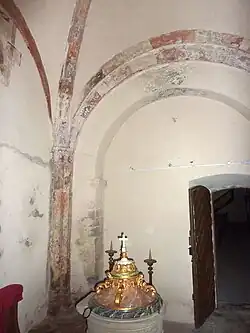 Kapelle im Erdgeschoss des Turms, Blick zum vermauerten ehemaligen Chorbogen zum Kirchenschiff