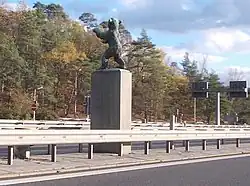 Bärenstatue in Berlin in der Nähe des ehemaligen Checkpoint Bravo