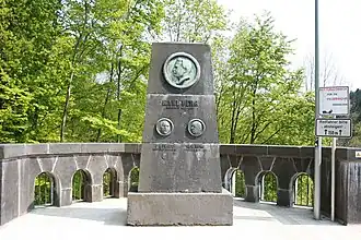 Denkmal für die ersten drei „Vorsteher“ der Talsperre auf der Staumauer