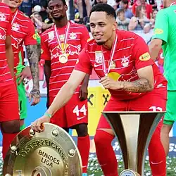 Noah Okafor mit dem Österreichischen Meisterteller und der Cup-Trophäe