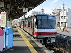 Triebzug der Baureihe 5000 im Bahnhof Yatomi