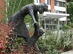 Melanie Rüegg-Leuthold (1906–1997), Bildhauerin, Zeichnerin, Malerin. Skulptur, Mutter und Kind, Wagerenhof, Uster