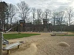 Spielplatz mit vielfältigem Spielgerät