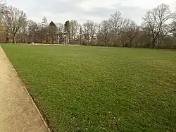 flache, gemähte Wiese mit Spielplatz