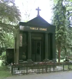 Die wegen der Niederlegung der Zwischenmauer alleinstehende Erbgrabanlage