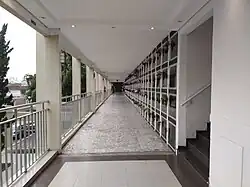 Grabstätten im ersten Stockwerk des Friedhofs