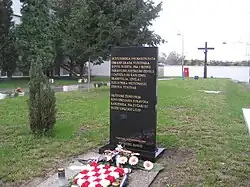 Gedenkstein am Krankenhaus von Vukovar