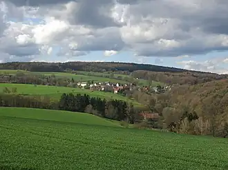 Mengshäuser Kuppe von Süden mit dem Ort Kruspis
