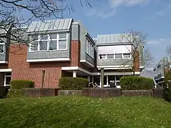 Gebäude M mit Mensa und Bistro; Terrassenansicht