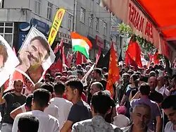 Öcalan-Porträts und Fahnen, darunter die Flagge Kurdistans[63]