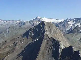Merbspitze von Südwesten, vom Nordwestgipfel der Lengspitze, dahinter Dreiherrnspitze und Westliche Simonyspitze.
