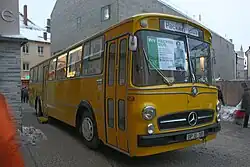 Mercedes-Benz O 317, links neben der Einstiegstür der Briefkasten