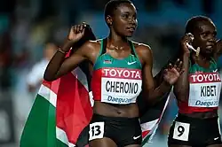 Sylvia Jebiwott Kibet (rechts), Vizeweltmeisterin wie zwei Jahre zuvor, auf der Ehrenrunde mit der fünftplatzierten Mercy Cherono