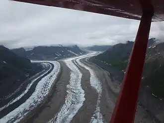 Einmündung eines größeren Tributärgletschers von rechts (im Bild links)