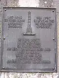 Gedenktafel am Obelisk über das Niederreißen der Säule im Jahr 1940