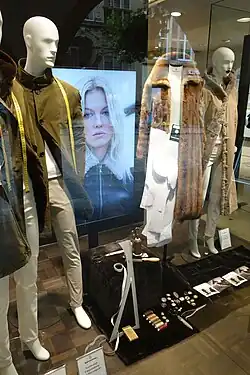 Schaufenster-Dekoration für Umgestaltungen zum Innenfutter (Mersmann Design, Münster 2025)