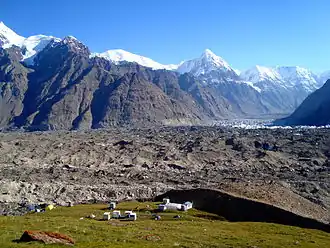 Merzbacher-Station mit Sarydschaskette im Hintergrund