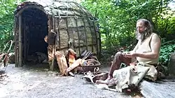 Rekonstruktion einer mittelsteinzeitlichen Hütte im Archäologischen Freilichtmuseum Oerlinghausen, Foto (2015)
