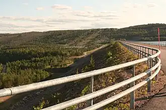 Der Staudamm des Kraftwerks