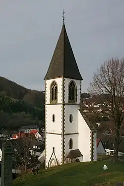 Kirchturm der alten Dorfkirche