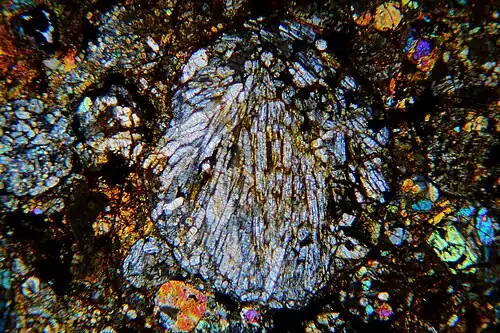Chondron aus radialstrahligem Pyroxen, Dünnschliff, gekreuzte Polarisatoren