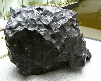 Rückseite des Meteoriten im Mineralogischen Museum Marburg
