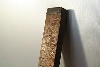 Schlagstempel auf einen Metermaß