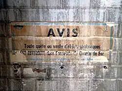 Historischer Hinweis auf das Verbot von Bettelei sowie des Feilbietens von Waren in der Station Brochant, Paris