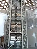 Gläserner Innenaufzug