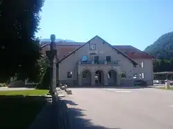 Denkmal für die Gefallenen des Nationalen Befreiungskampfes Sloweniens in Mežica[36][37]