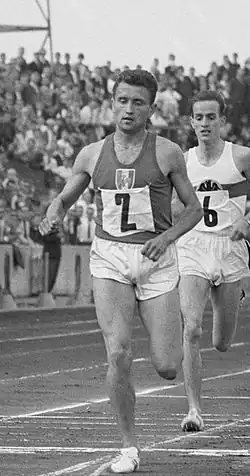 Der Titelverteidiger und Europarekordler Michel Jazy (links, im Jahr 1963 vor Harald Norpoth) wurde Vizeeuropameister – drei Tage später gewann er den 5000-Meter-Lauf