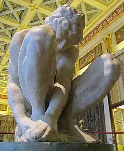 Statue eines kauernden Knaben von Michelangelo