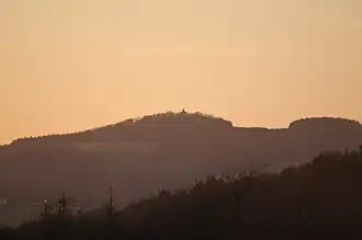 Blick vom Hochthürmerberg westsüdwestwärts zum Michelsberg mit Turm der Kapelle St. Michael im Sonnenuntergang