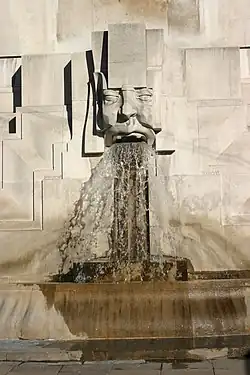 Jugendstil­brunnen an der Außenmauer