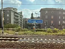 Schild bei der Einfahrt von Osten