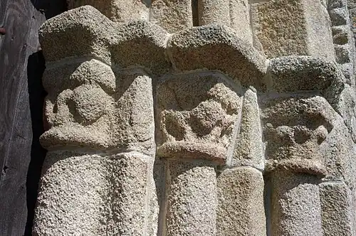 Kapitelle der Portalssäulen von Mariä Himmelfahrt