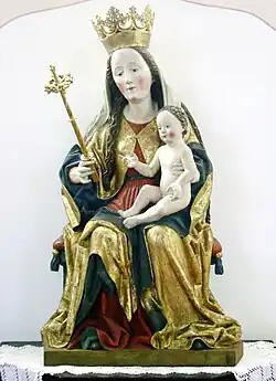 Die Kreuzigungsgruppe mit Christus und den Schächern von Christoph Rodt aus dem Jahr 1604 (links) und die spätgotische Sitzmadonna mit Jesuskind (rechts) gehören zu den bedeutendsten Ausstattungsgegenständen von Heilig Kreuz.