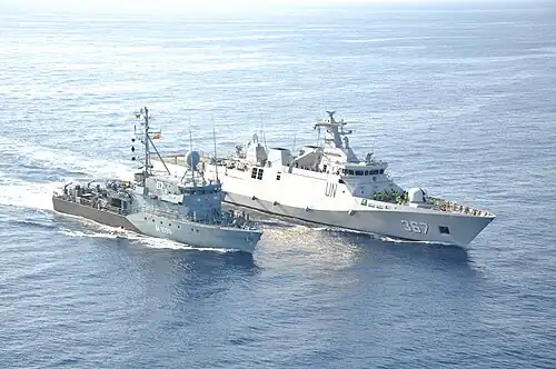 Das Minenjagdboot Passau beim Längsseitsgehen an die indonesische Korvette Sultan Iskandar Muda während des Einsatzes im Rahmen der UNIFIL Maritime Task Force.