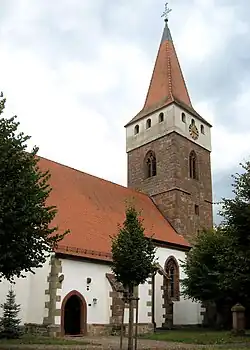 Blick auf das Kirchengebäude