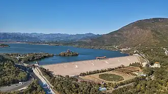 Luftansicht mit Damm im Vordergrund